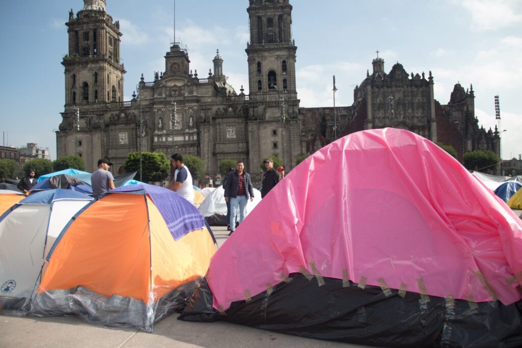 Maestros del CNTE hacen plantón en Zócalo de CDMX