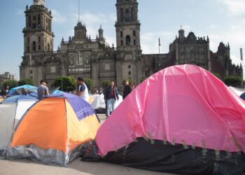Maestros del CNTE hacen plantón en Zócalo de CDMX