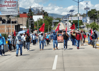 Maestros de la CETEG bloquean la Autopista del Sol en Chilpancingo