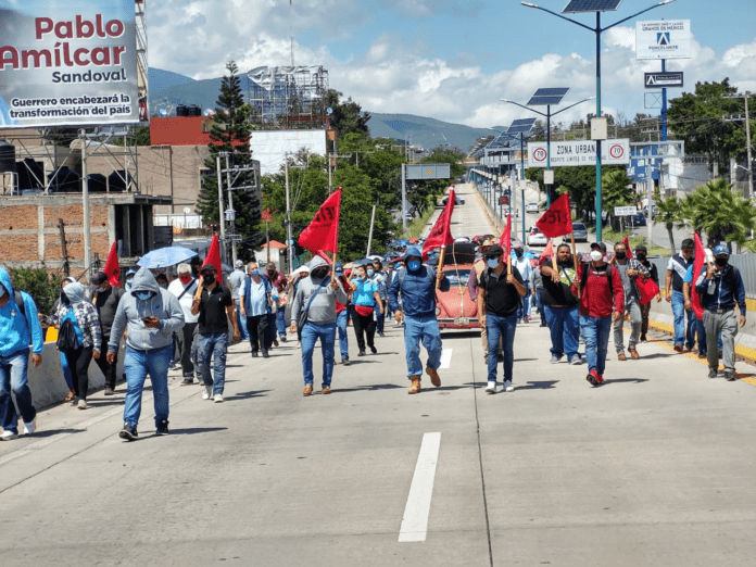 Maestros de la CETEG bloquean la Autopista del Sol en Chilpancingo