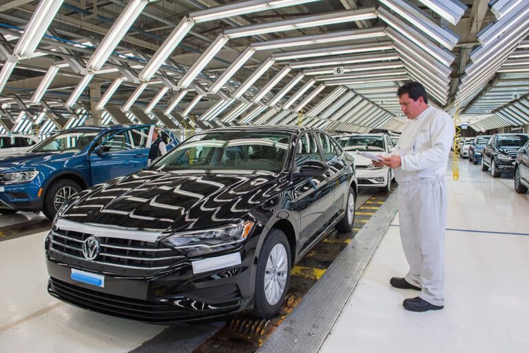 Volkswagen México y sindicato acuerdan la extensión de negociaciones hasta enero