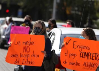 Exigen maestros de Monterrey pago completo de aguinaldo