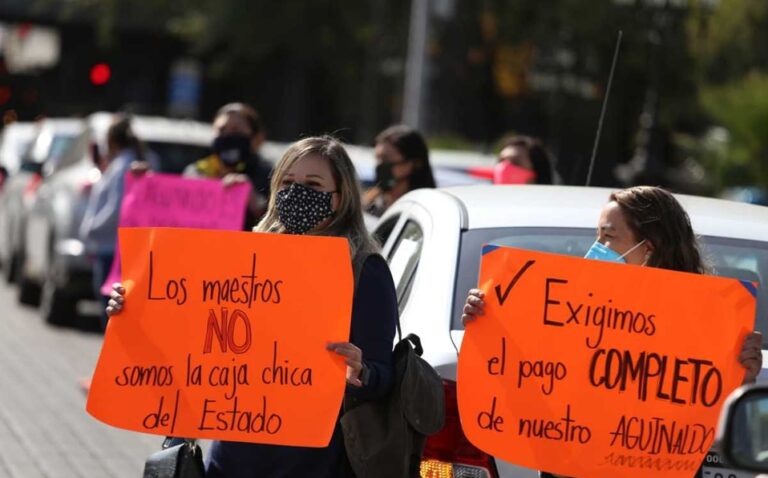 Exigen maestros de Monterrey pago completo de aguinaldo