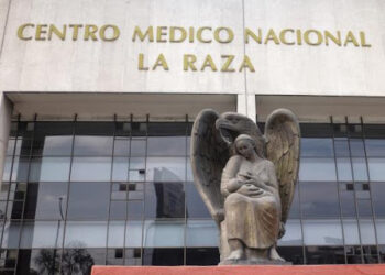 Médicos de Hospital La Raza denuncian que sólo vacunaron a directivos