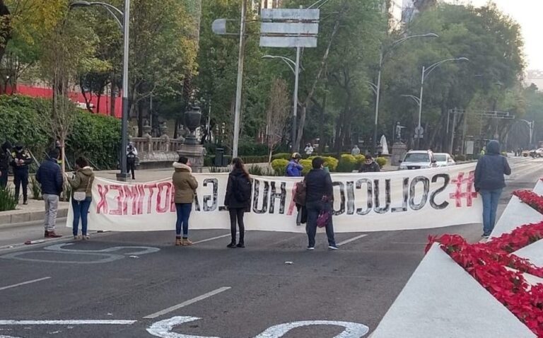Sindicalizados de Notimex bloquean carriles de avenida Reforma