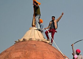 Agricultores de India protestan con una gran manifestación de tractores