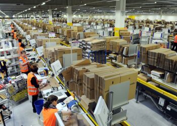 Amazon busca impedir que los trabajadores voten por correo en una campaña sindical histórica