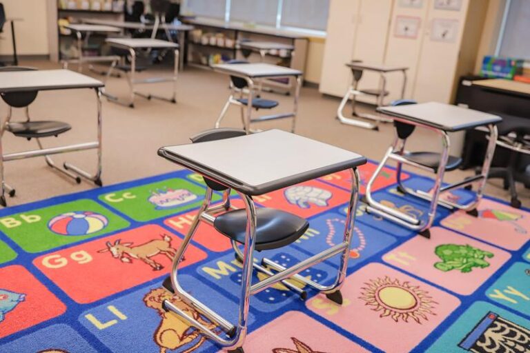 Sindicato de maestros en Bellevue se declara en huelga para mantener las escuelas cerradas