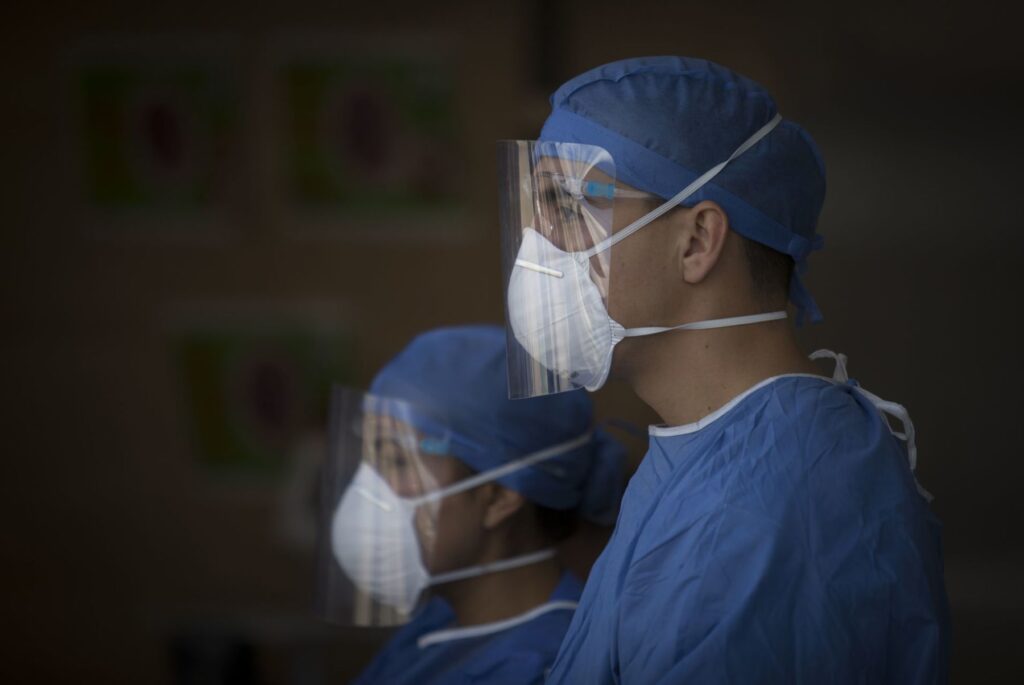 Médicos promueven demandas por omisión y fallas en vacunación Covid