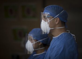 Médicos promueven demandas por omisión y fallas en vacunación Covid