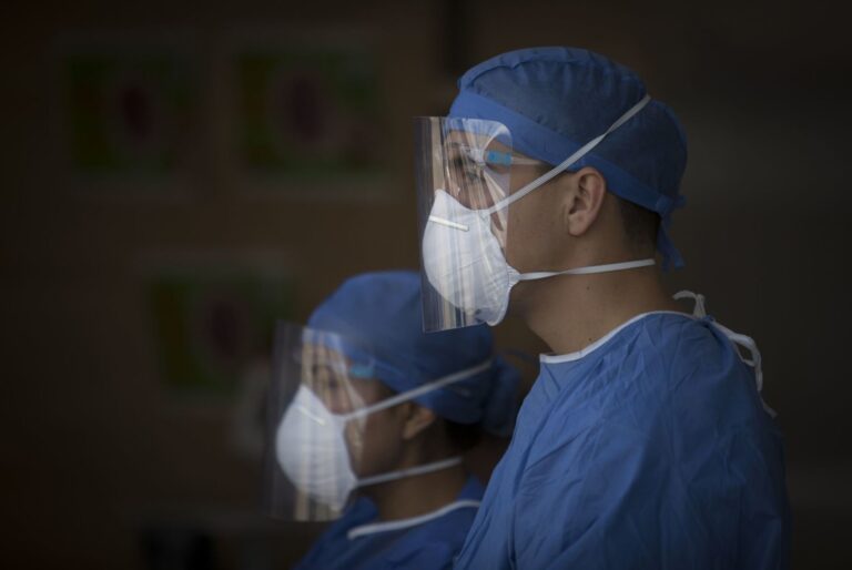 Médicos promueven demandas por omisión y fallas en vacunación Covid