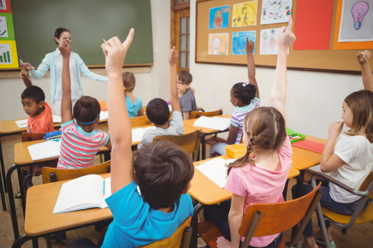 Sindicato aprueba acuerdo con escuelas de Chicago para regresar a clases