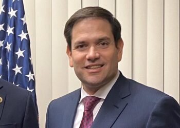 Senador de Estados Unidos apoya votación para formar sindicato de Amazon