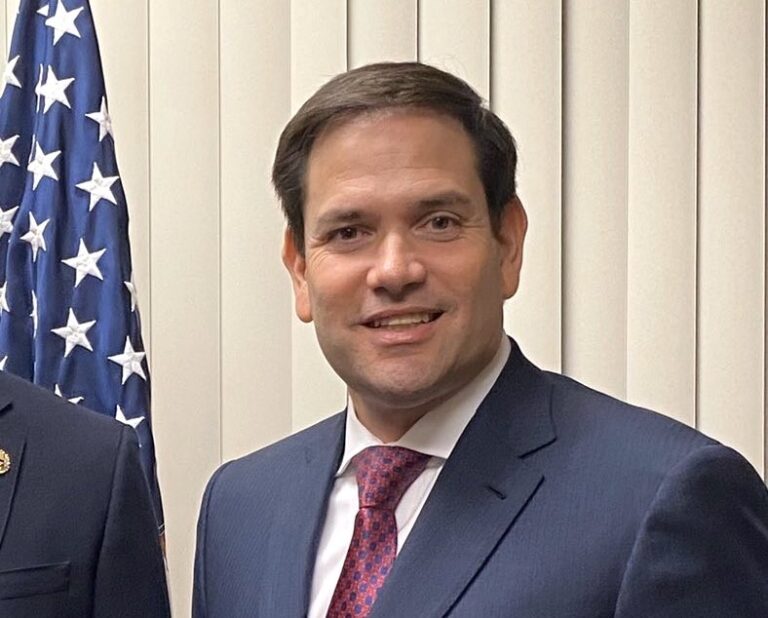 Senador de Estados Unidos apoya votación para formar sindicato de Amazon