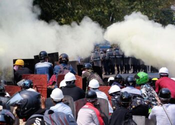 Sindicatos exhortan a huelga total en Myanmar mientras la policía continúa con las redadas