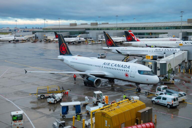 Aviones de Air Canada estacionados en el aeropuerto internacional durante la reanudación de vuelos tras huelga laboral y medidas gubernamentales extraordinarias en Canadá.