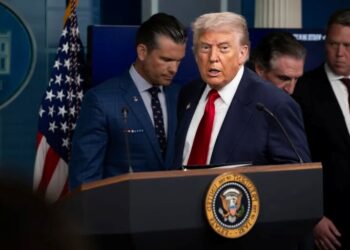 El expresidente Donald Trump ofrece declaraciones en conferencia de prensa sobre la eliminación de derechos sindicales para trabajadores federales en Estados Unidos.