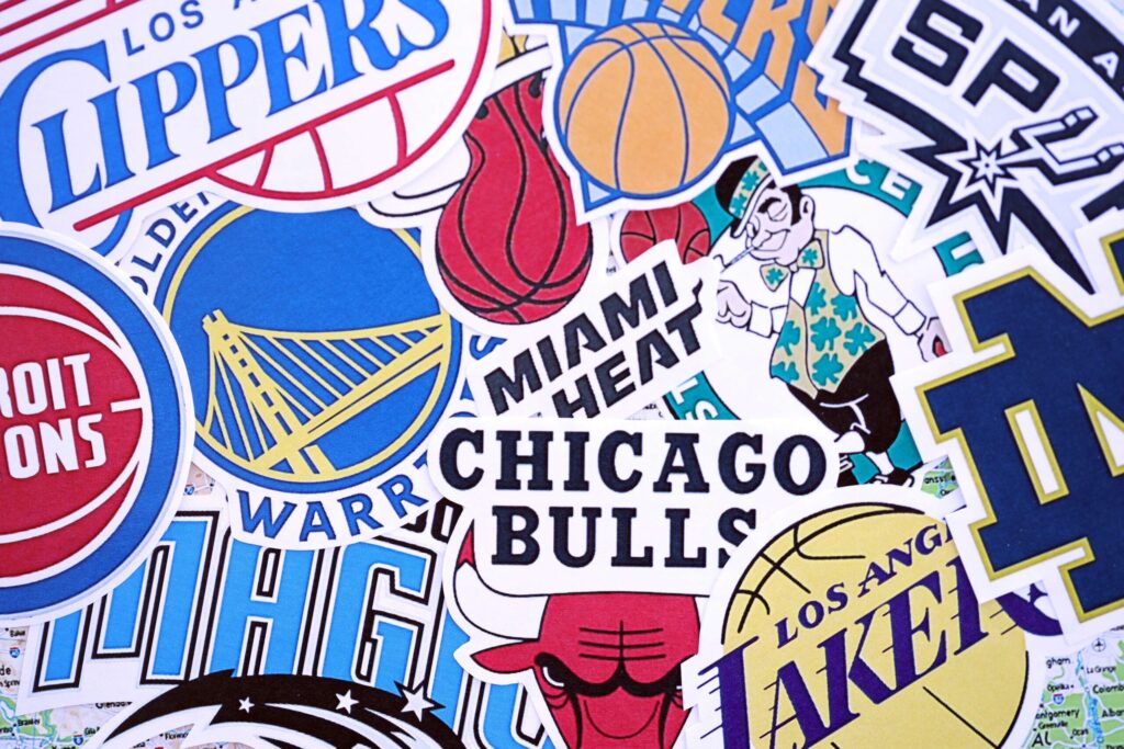 Collage de logotipos de equipos de la NBA que representa la unión entre liga y NBPA en torno a la regulación de apuestas y la protección de los jugadores.