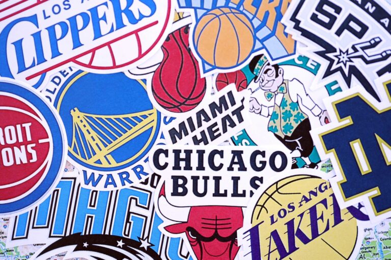 Collage de logotipos de equipos de la NBA que representa la unión entre liga y NBPA en torno a la regulación de apuestas y la protección de los jugadores.