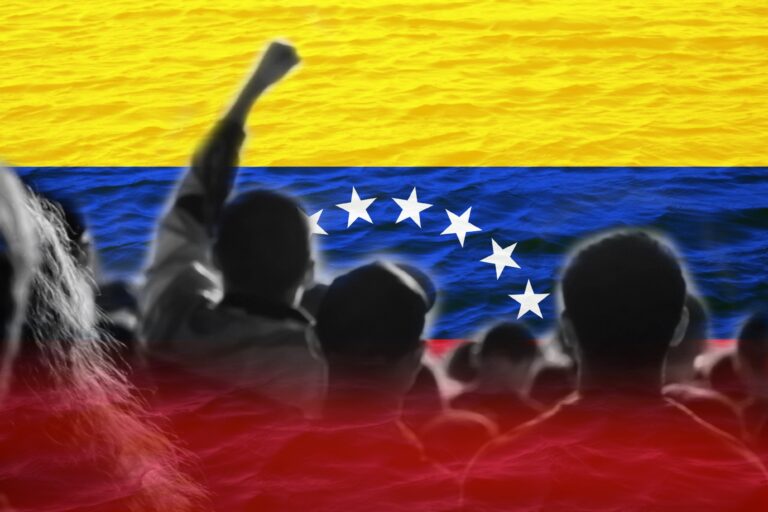 Siluetas de manifestantes levantando el puño frente a la bandera de Venezuela, simbolizando protesta social y demanda de derechos.