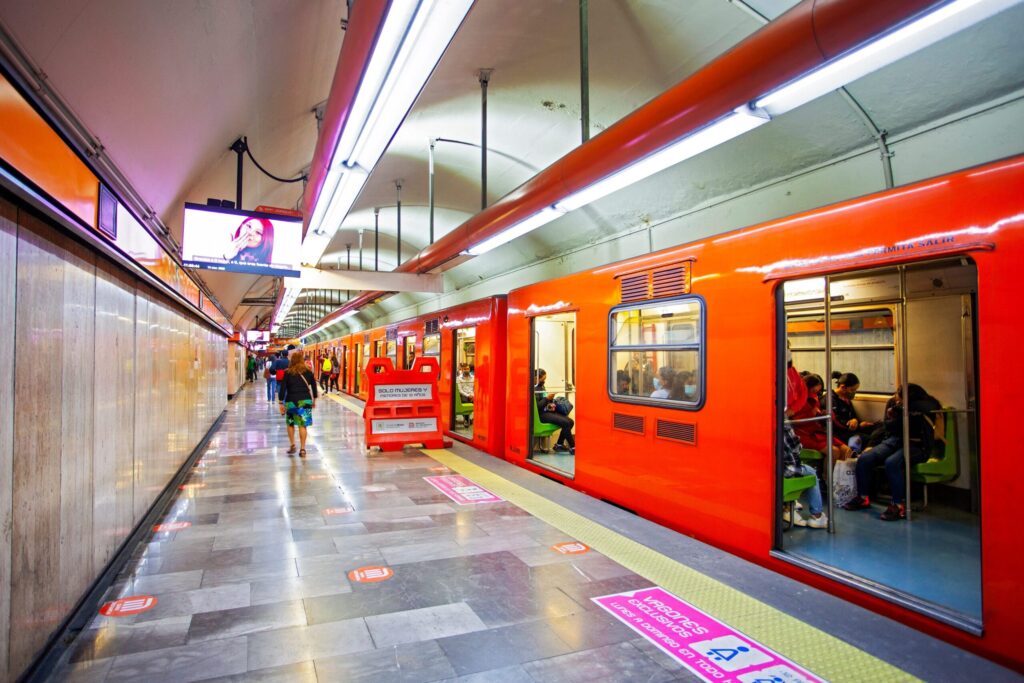 Incidente en la Línea 2 del Metro CDMX revela fallas de mantenimiento y condiciones laborales que ponen en riesgo la seguridad del transporte público.