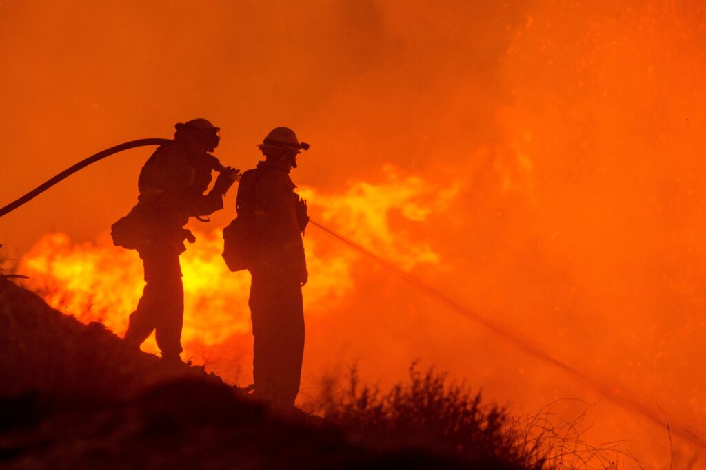Bomberos en México enfrentan incendios intensos con bajos salarios y falta de apoyo en el Día del Bombero.