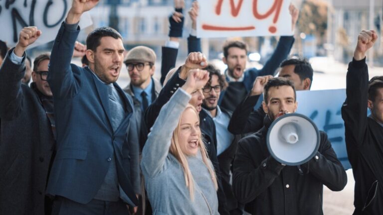 Imagen editorial de trabajadores exigiendo derechos laborales en 2025 frente a oficinas gubernamentales