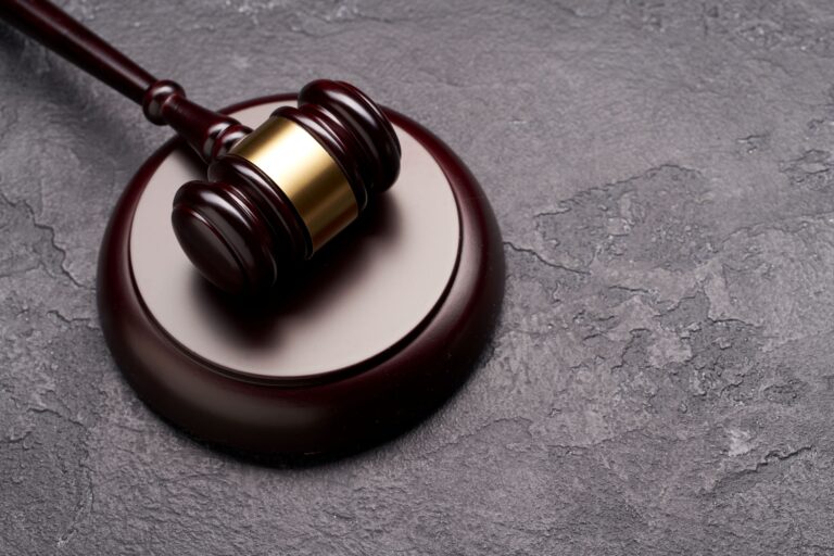 Mazo de juez sobre escritorio simboliza la huelga judicial en Níger por disolución de sindicatos y destitución de líderes.