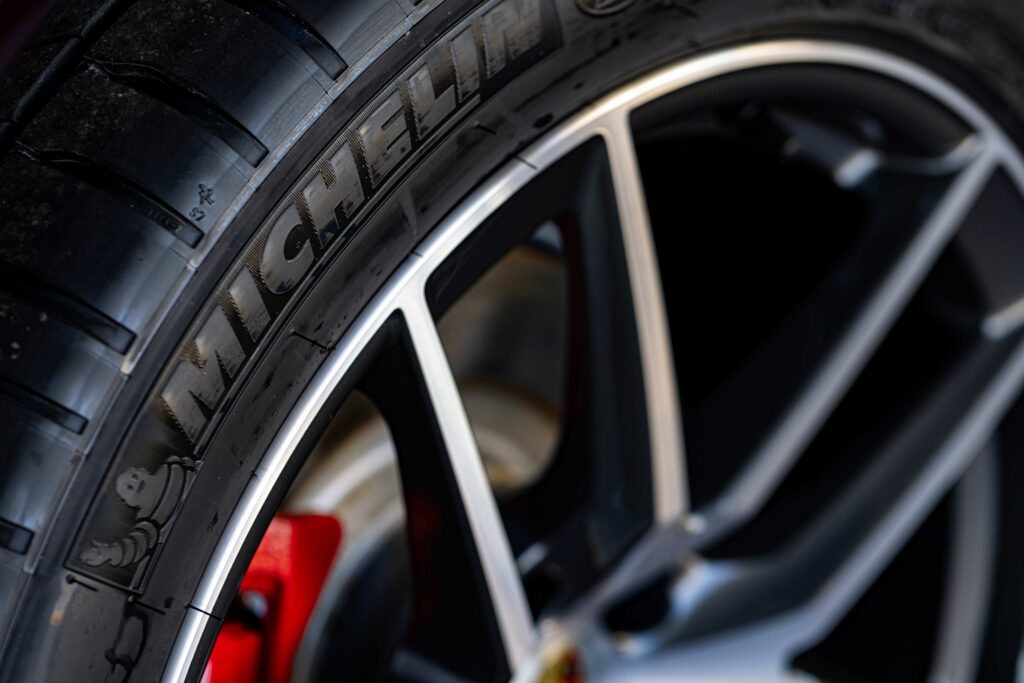 Primer plano de una llanta Michelin que ilustra el plan laboral en Querétaro para 480 empleados, con énfasis en transición profesional y certificación.