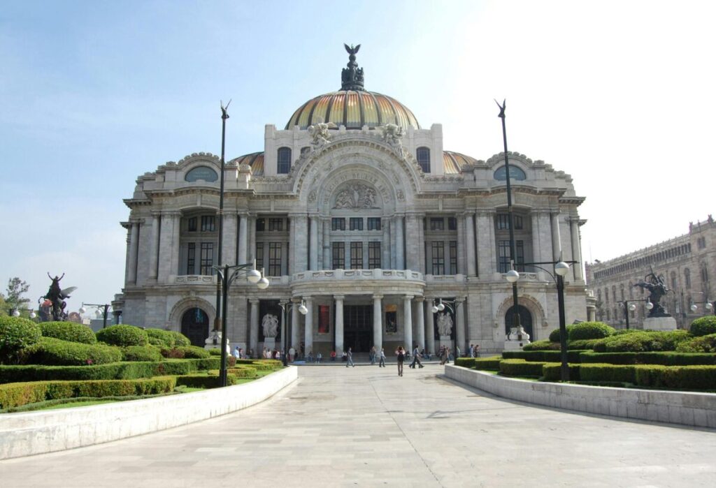 Académicos de la Unión de Sindicatos de Bellas Artes protestan en Ciudad de México para exigir homologación de plazas laborales