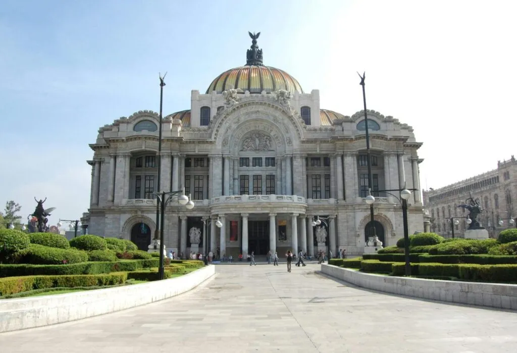 Académicos de la Unión de Sindicatos de Bellas Artes protestan en Ciudad de México para exigir homologación de plazas laborales