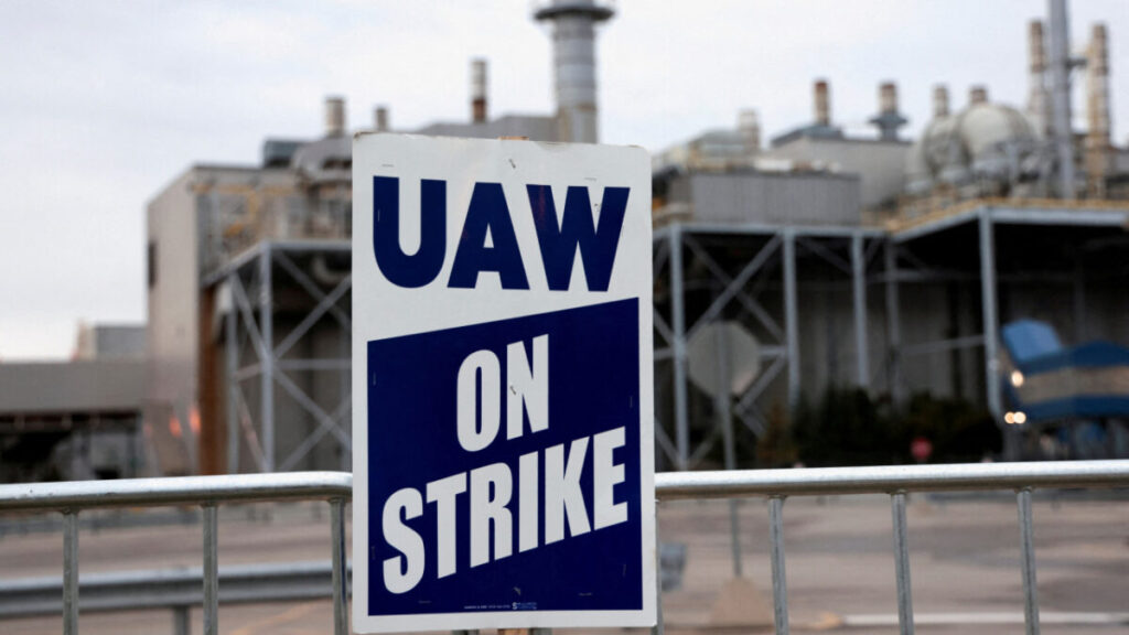 Empleados de UAW sostienen protesta frente a planta de GE Aerospace en Ohio reclamando mejores condiciones laborales