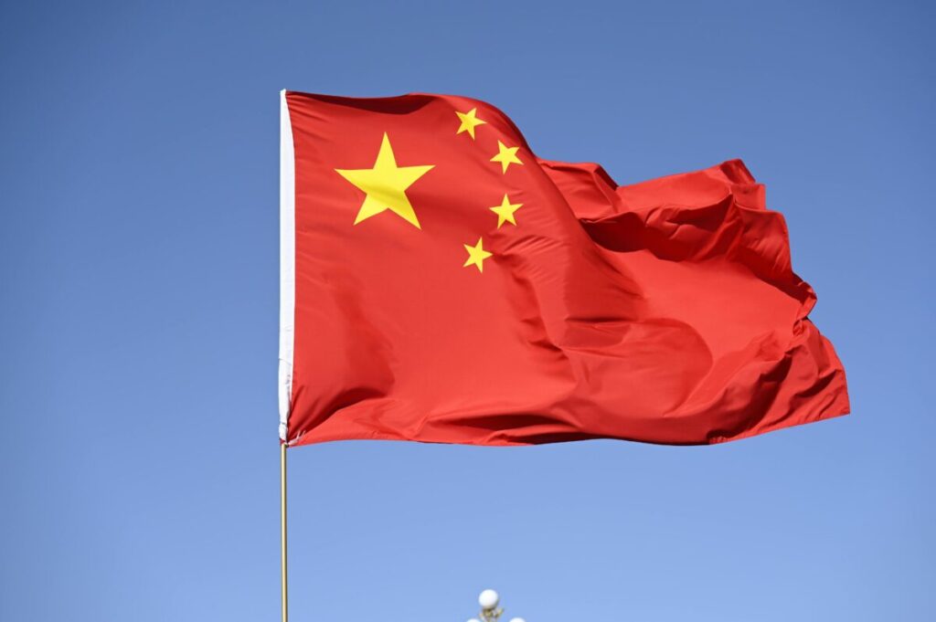 Fotografía editorial de China rechazando sanciones de EE. UU., simbolizando comercio internacional y petróleo ruso.