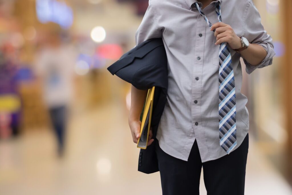 Desempleo global y salarios rezagados ante inflación en los mercados laborales