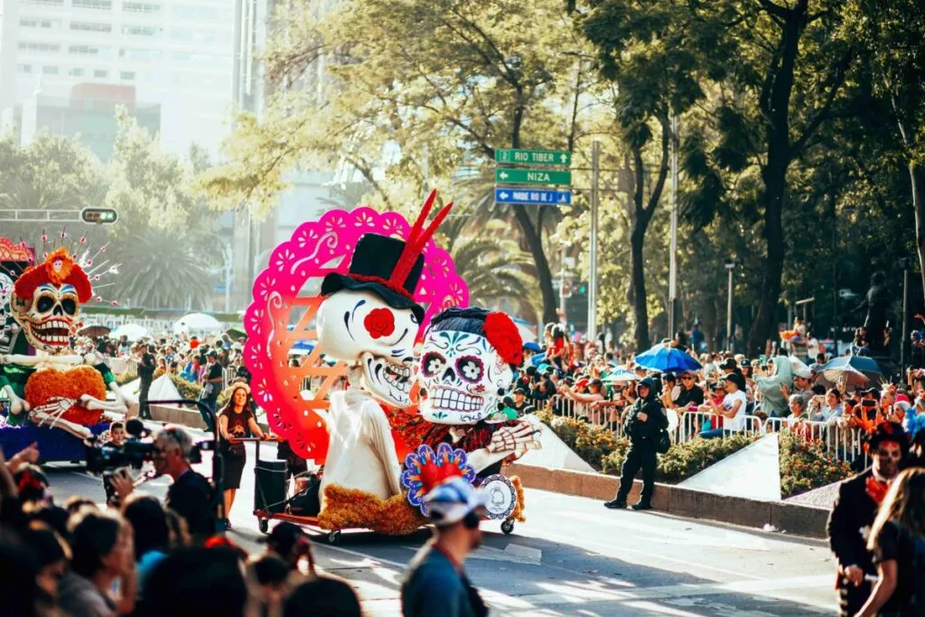Desfile de Día de Muertos en CDMX garantiza respeto laboral a trabajadores del gobierno y promueve turismo cultural con tradición mexicana