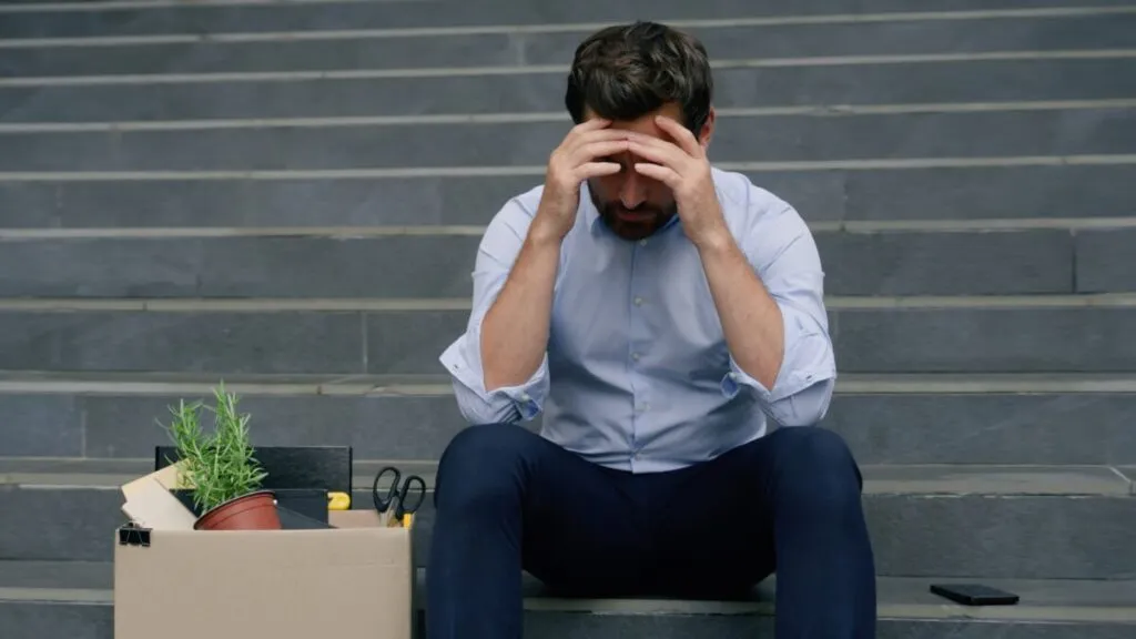 Representación editorial de trabajadores afectados por despidos en xAI de Elon Musk tras entrenamiento del modelo Grok