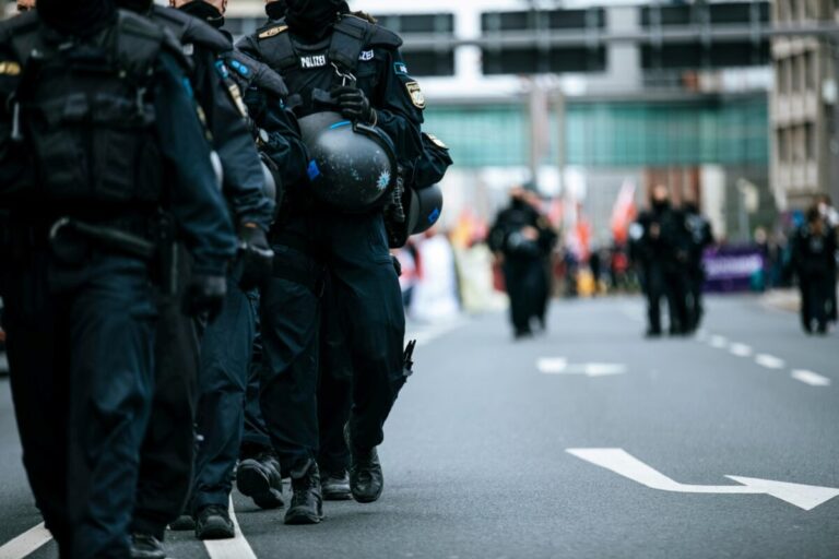 Protestas en París con enfrentamientos entre policía y manifestantes en una jornada que paralizó la capital francesa.