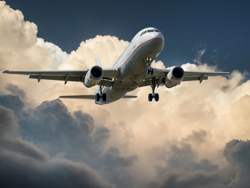 Avión detenido en pista de aeropuerto reflejando la suspensión de operaciones por la FAA, protegiendo seguridad y derechos laborales