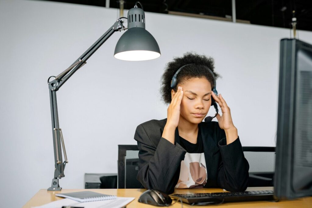 Trabajadores de oficina experimentan frustración y pérdida de tiempo con inteligencia artificial en Estados Unidos