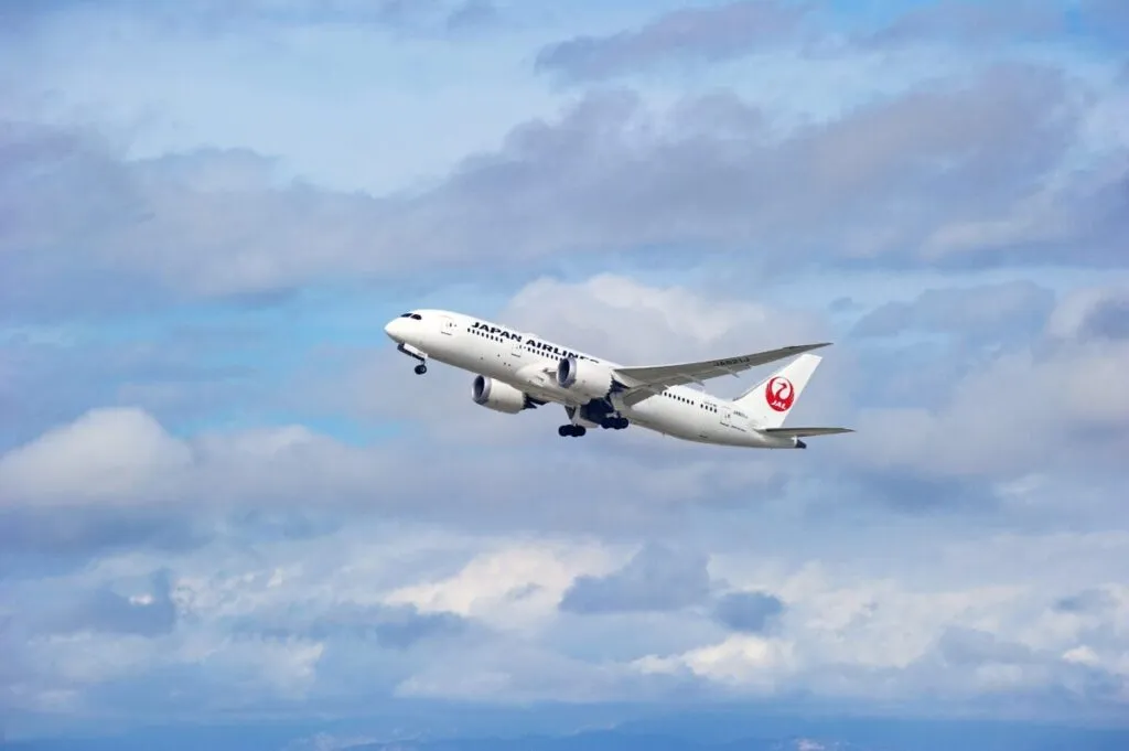 Avión de Japan Airlines volando para representar de forma editorial artículo: Japan Airlines retrasa vuelos en Hawái, detectan a piloto bajo efectos del alcohol