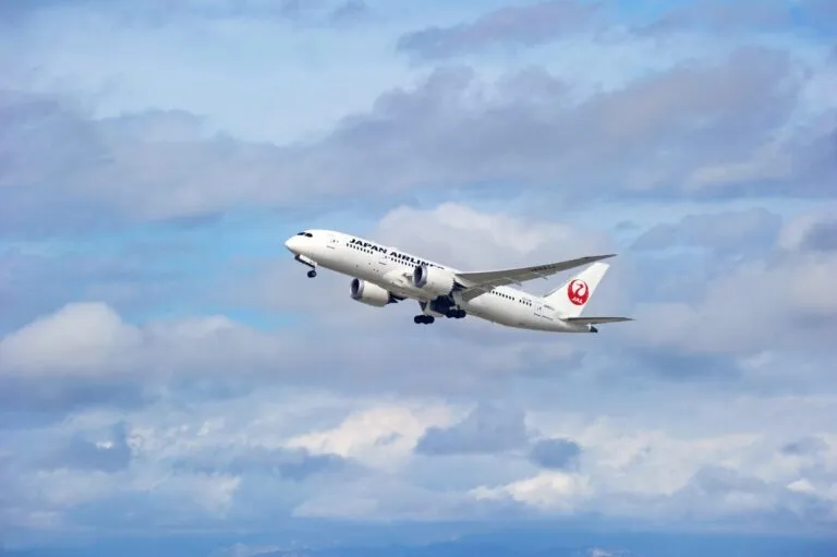 Avión de Japan Airlines volando para representar de forma editorial artículo: Japan Airlines retrasa vuelos en Hawái, detectan a piloto bajo efectos del alcohol