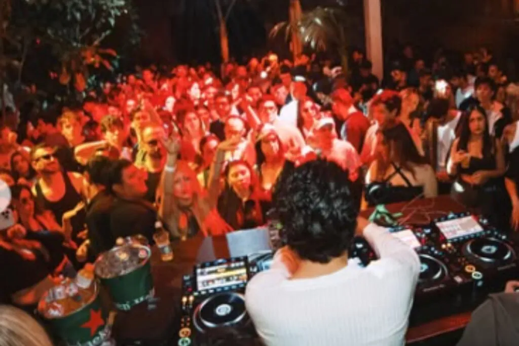 Fachada de discoteca que utiliza un falso sindicato para evadir restricciones legales