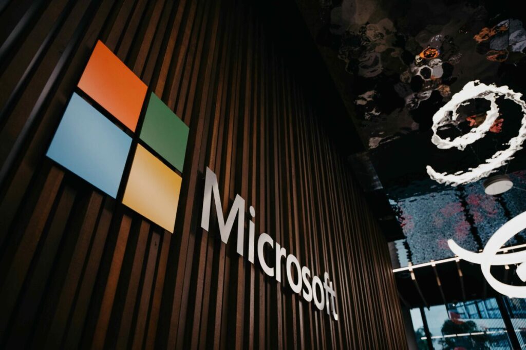 Trabajadores de ZeniMax Media celebran la firma de su primer contrato sindical con Microsoft, logrando avances en salario y derechos laborales.