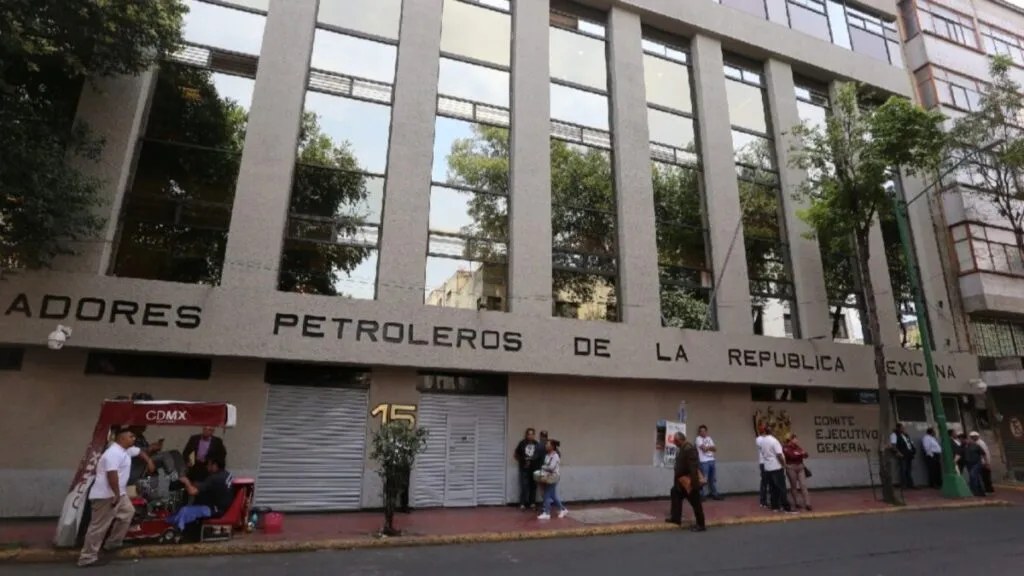 Imagen de trabajadores petroleros en México tras acuerdo de aumento salarial y mejoras en pensiones
