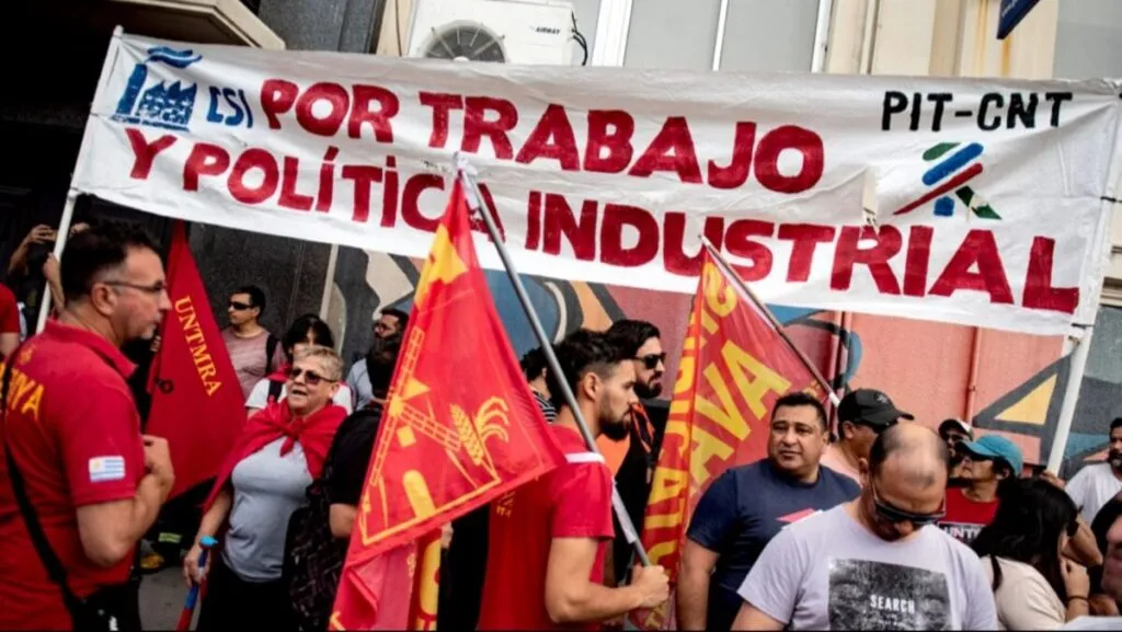 Trabajadores de la construcción en Uruguay realizan paro nacional para exigir mejores medidas de seguridad laboral.