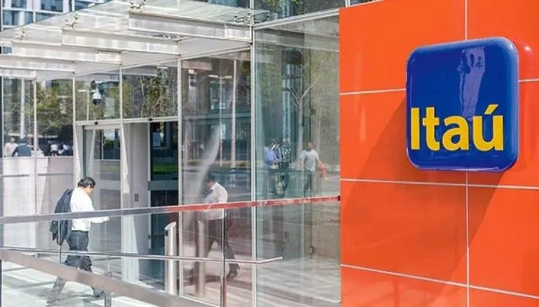 Empleados de Itaú unidos bajo bandera sindical denuncian despidos masivos sin negociación en Brasil
