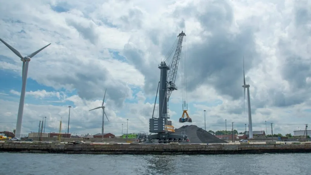Trabajadores de la construcción en Estados Unidos protestan contra el freno de Trump a proyectos de energía eólica marina.