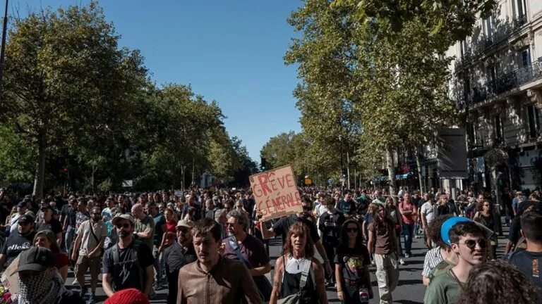 Gobierno francés convoca a sindicatos a reunión para frenar huelgas y atender demandas laborales sobre salarios y condiciones de trabajo