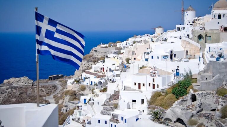 Trabajadores en Grecia protestan contra la jornada laboral de 13 horas convocada por sindicatos en defensa de los derechos laborales