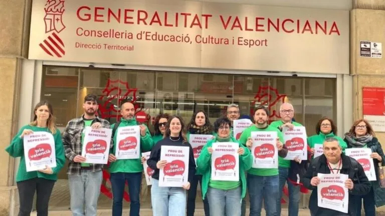 Manifestación silenciosa de sindicatos en la Comunidad Valenciana por mejoras laborales en el sector educativo.